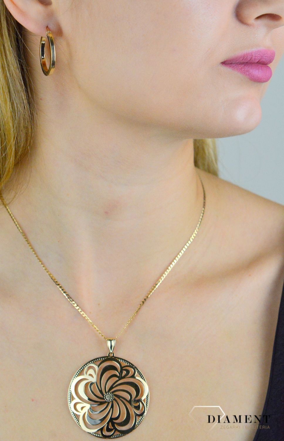 Złota zawieszka 585 okrągła o ażurowym wzorze ZA 7367 585.jpg